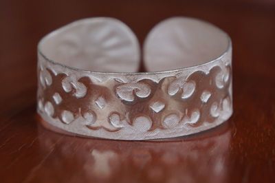 鶴慶新華村 傳承千年的純手工足銀手鐲，匠心打造的銀飾批發新選擇